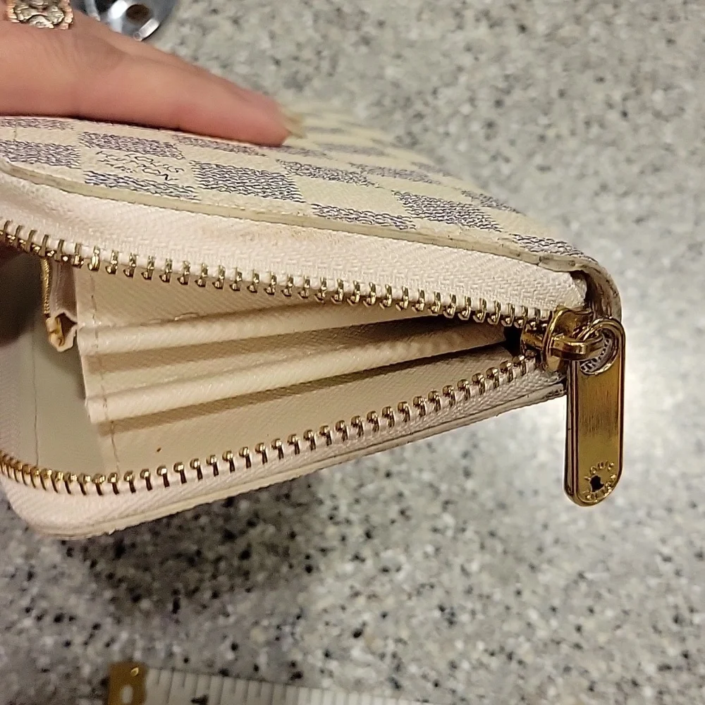 Louis Vuitton Cream and Gray Checkered Zip Wallet - Picture 7 of 8